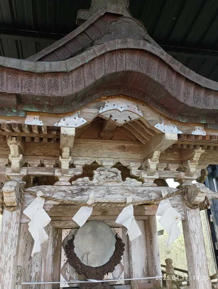 正面，神龕以木工榫接方式