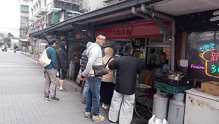 [台北美食]中國文化大學校園人氣很夯的牛肉拌麵、各家媒體報導