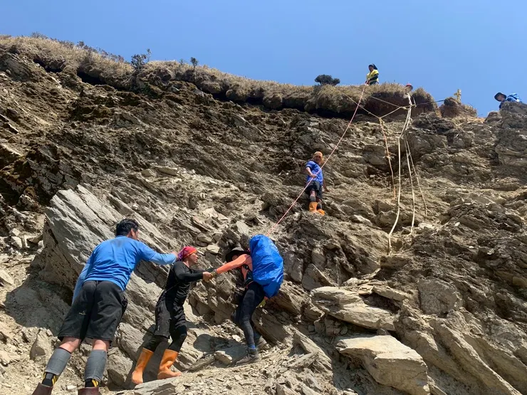 感謝護衛的協作和領隊，終於安全通過。