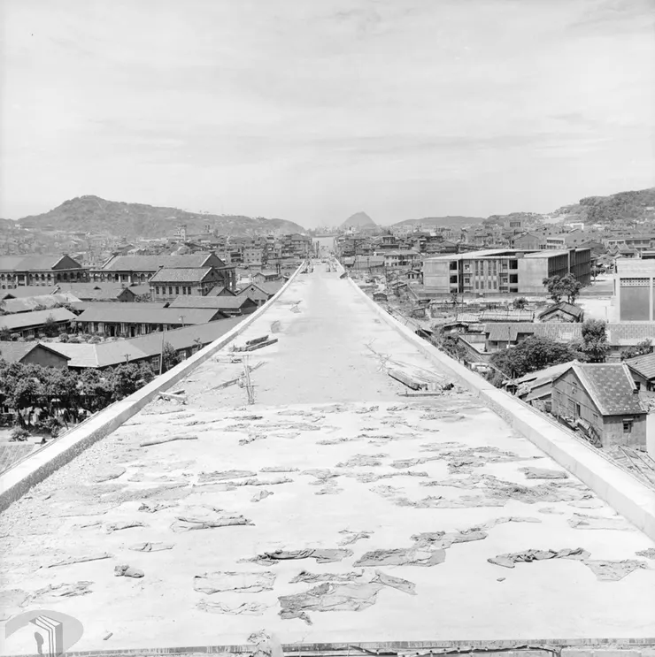 圖14 麥克阿瑟公路施工情形 案名:1964農復會照片 檔號:0053/0011/1 來源機關:行政院新聞局 管有機關:國家發展委員會檔案管理局