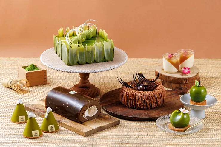 JR東日本大飯店台北「PREMIER SWEET」推出日本茶甜點系列，選用靜岡縣小柳津65號抹茶粉、焙茶與玄米茶展現不同層次風味的「茶系甜點」。