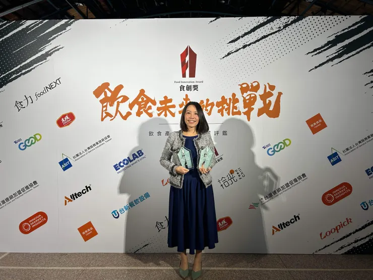 圖說：勤億蛋品科技「金馬60放山蛋禮盒」，榮獲食創獎產業組設計美學創新、包裝技術創新雙料殊榮，由董事長室經理古昕平代表領獎。（資料來源：勤億蛋品科技）