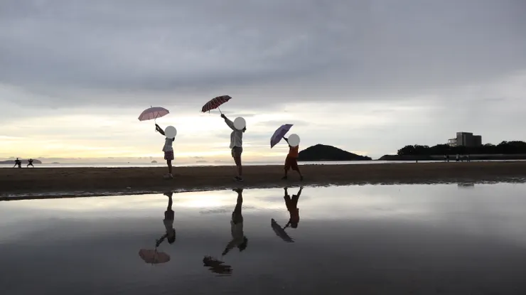 一起排排站、舉高高。