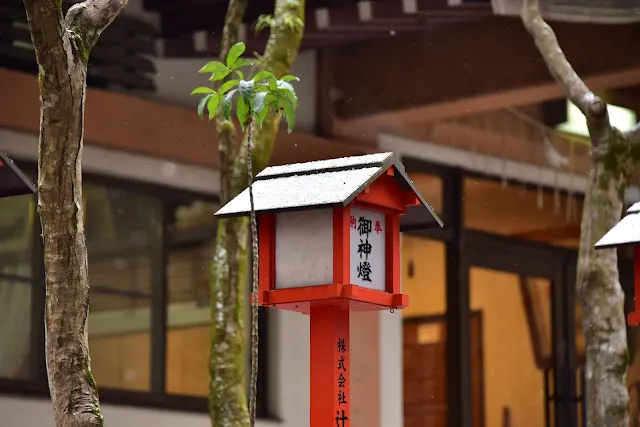 頭頂積雪的御神燈