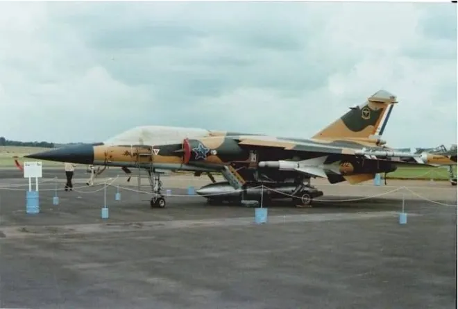 一架在機翼掛點攜帶R.550，在機翼內側掛點攜帶R.530，在機腹攜帶1200公升副油箱的幻象F1。