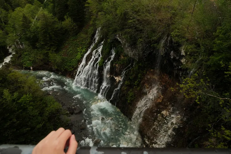 從吊橋上往下看白鬚瀑布