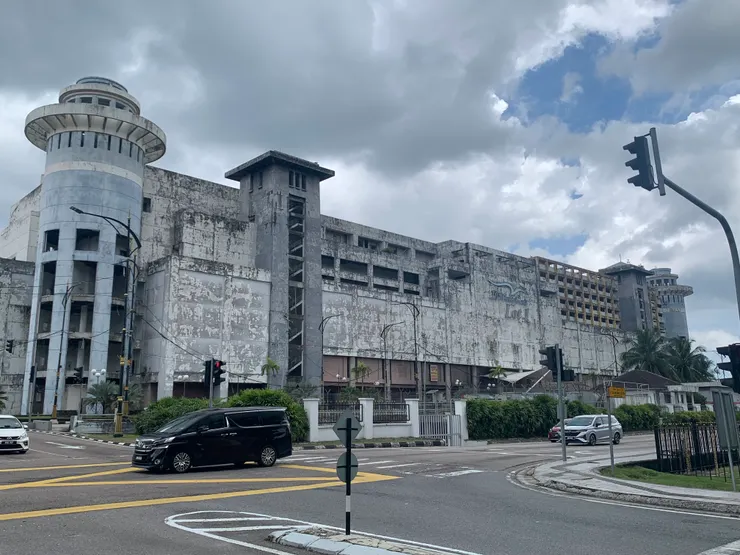 其中一幢荒廢的大樓，不知道是甚麼名堂。