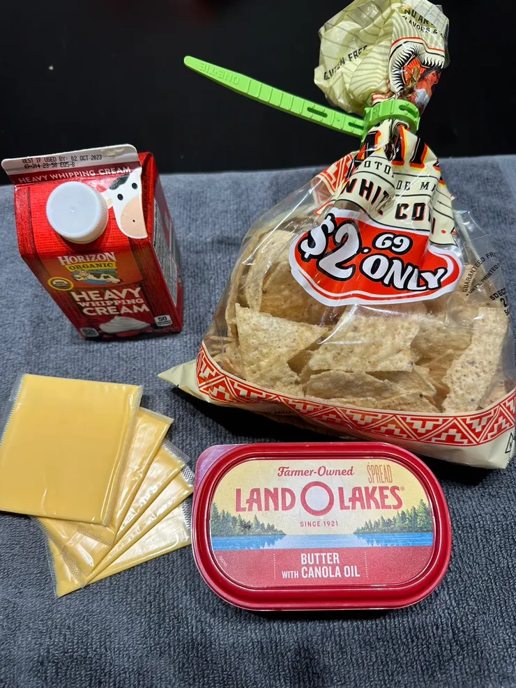 材料:鮮奶油200ml、奶油適量、起司片5片、墨西哥玉米餅想吃多少拿多少(圖/躲貓貓)