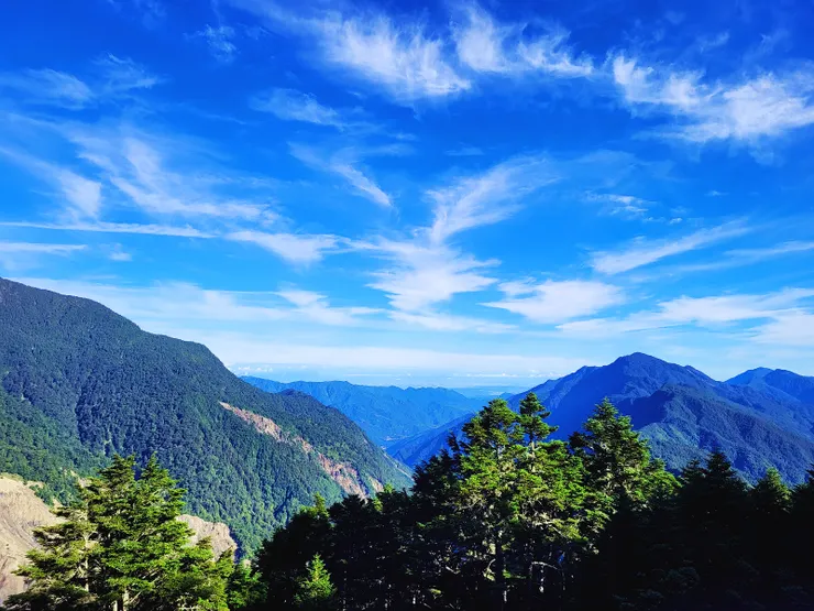 郡大山(右)與陳友蘭溪谷