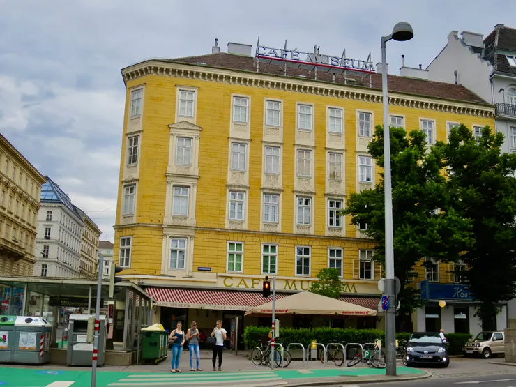 看著外表，還真以為是間博物館，沒想到是間百年咖啡店