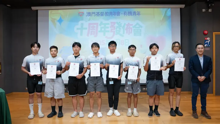 廳長向單車隊成員頒發嘉許狀