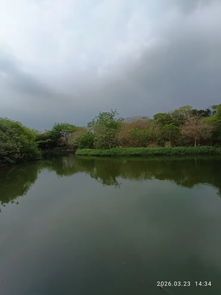 清麗溪水雲空淡，皆自拍攝