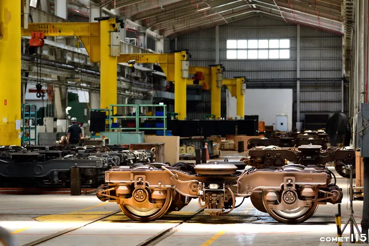 拆卸下來的轉向架藉由聯絡軌道和轉盤進入旁邊的廠區保養