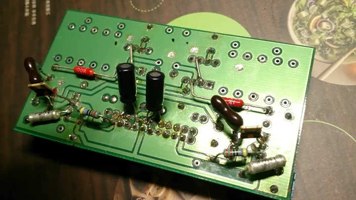 PCB 背面,電源入口處加上 Panasonic FC 10uF 電容,兩個薄片狀的是 Vishay Z201 回授電阻