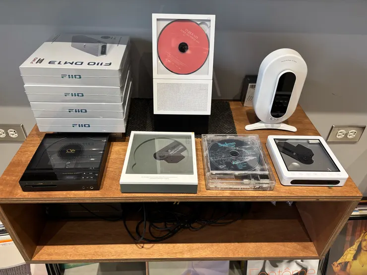 爛調唱片販售CD隨身聽、音響、黑膠唱片機等，也提供試聽服務。（攝影／minimal）