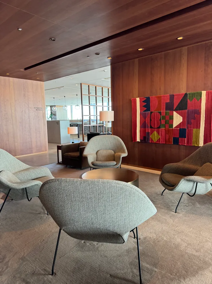 也可以在這裡談生意或是辦公,我今天早上還有幾個報告要完成一邊等飛機一邊喝調酒