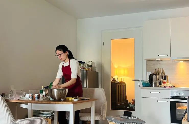 離開德國前一天破病，Keira自告奮勇煮晚餐。迷迷糊糊睡醒，好香的鮭魚正在烤，而Keira正在調神奇醬汁