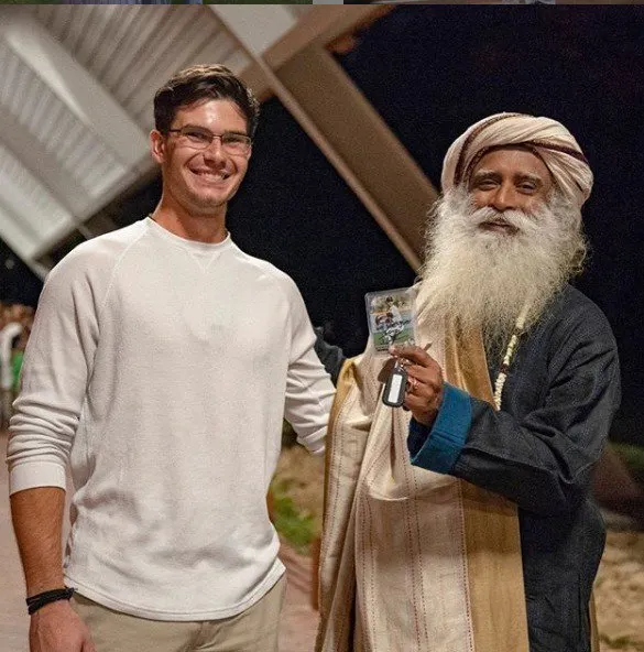 希斯與薩古魯　Photo： Sadhguru X