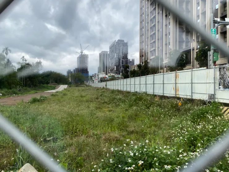 從圍籬窺見已荒廢的田園