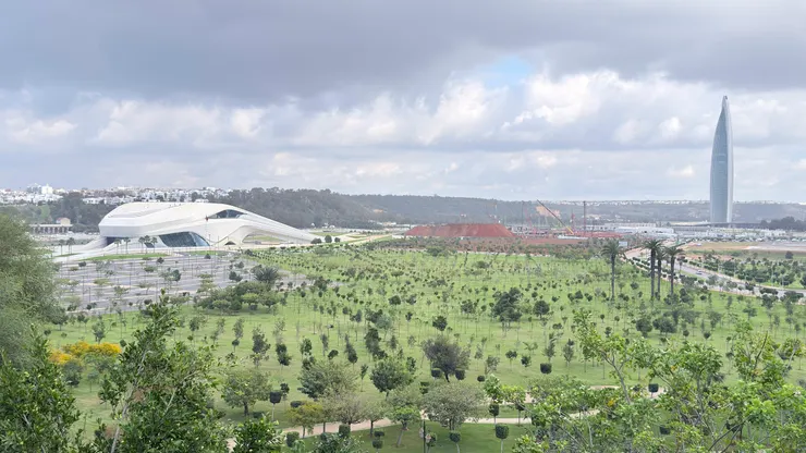 中資興建金融大樓（右）歌劇院（左）