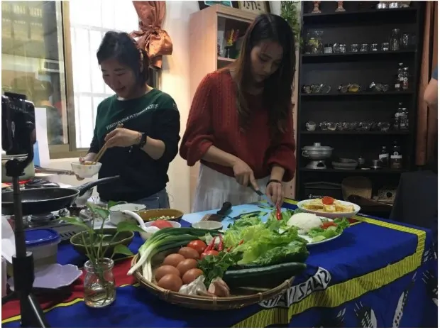 阿香(左)參加望見書間的活動 圖/望見書間 提供