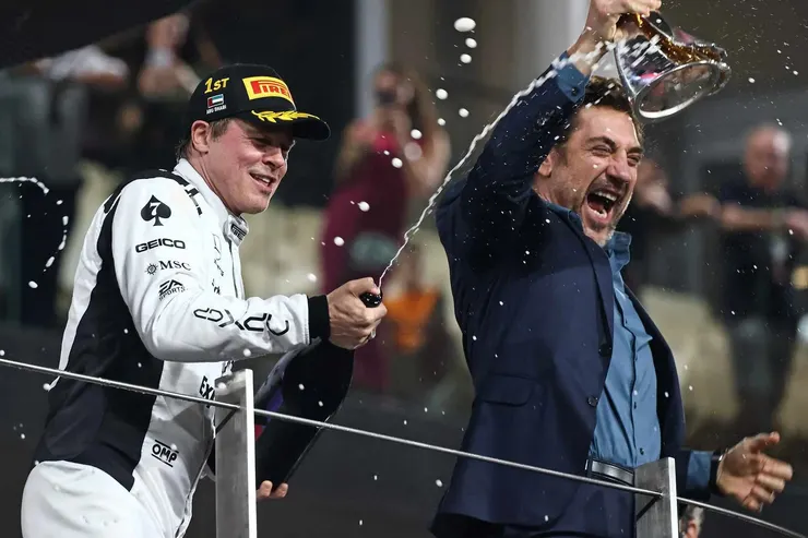 比賽後的慶祝場景，象徵團隊的勝利與和解