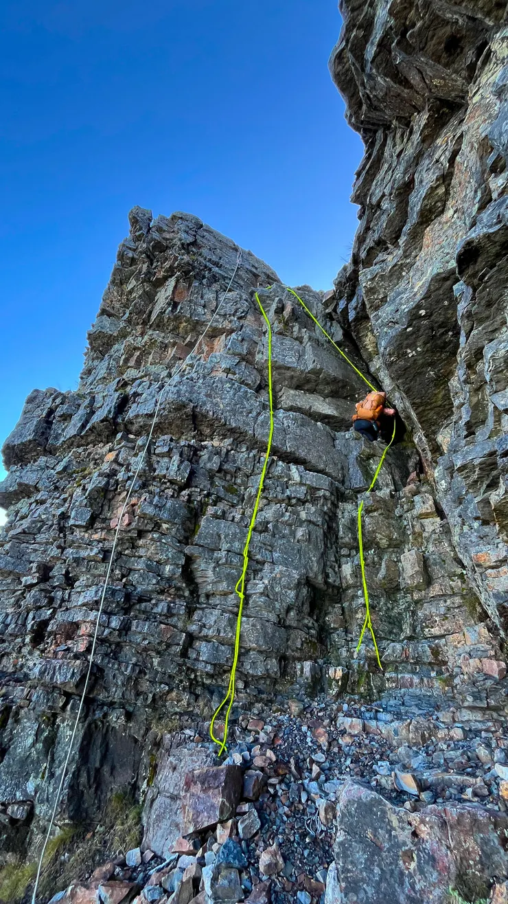 過品田山第二斷崖横移後，因為背包太大卡在石頭縫裡動彈不得，最後緩慢的移動才成功下到平台