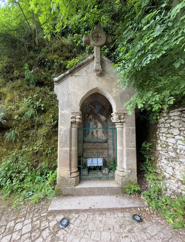 每一轉角都有一個基督受難像