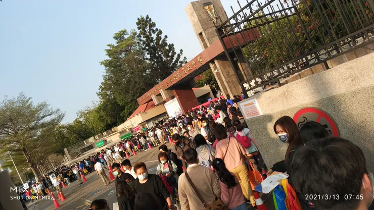 圖二 2021年衛道中學入學考門口現場