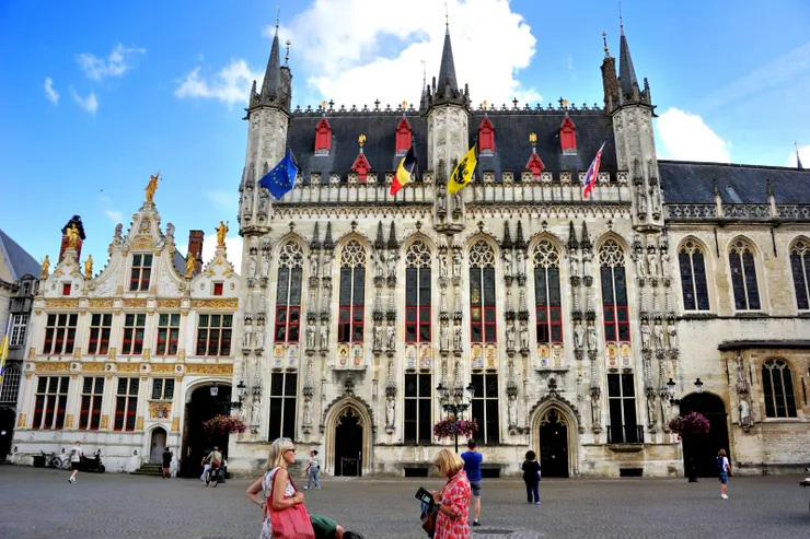 【城堡廣場，中為市政廳，左為舊民事書記處。】