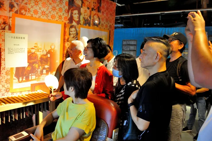 【一卡皮箱到台灣,在爾祥家的兩岸故事區,圖中照片為其母考上同濟大學醫學院那年與外婆、姨丈、阿姨合影。】