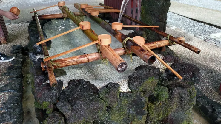 入神社前先洗手
