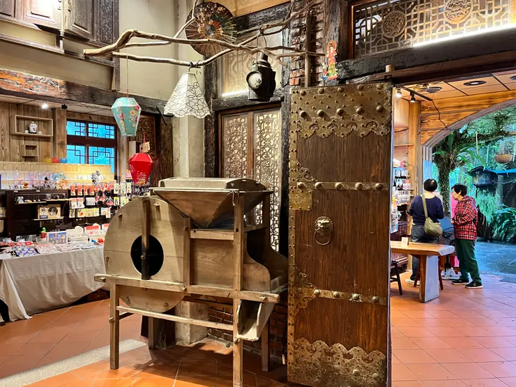 風鼓和木門。店家販售平溪特色紀念品。