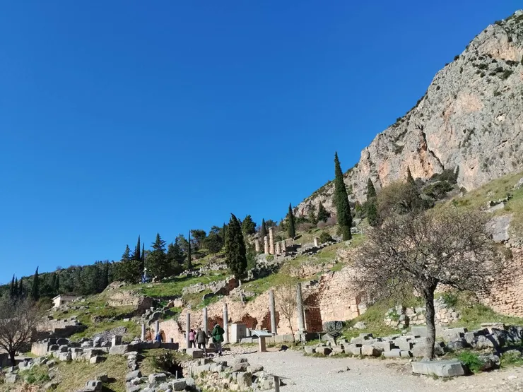尤愛這張。天藍如洗,山林蒼翠,古蹟與赤褐色石柱錯落其間,美得讓人在冰涼純淨的空氣中屏息。