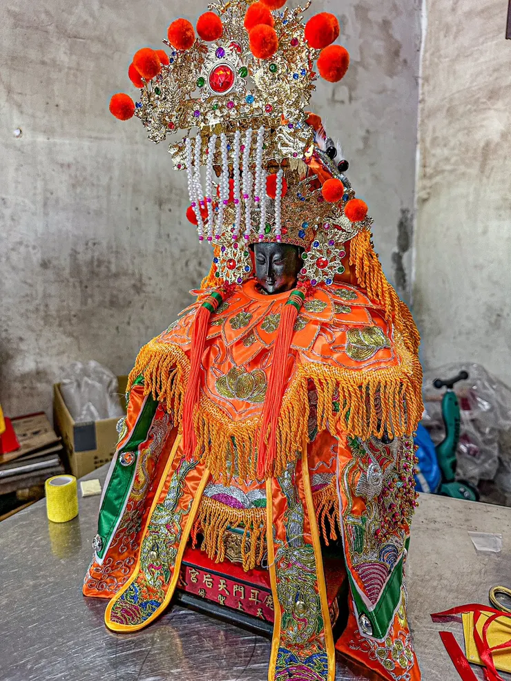 龍益行｜台南佛具店・金紙店・宗教百貨・神主牌雕刻・拜拜用品 專精 神主牌雕刻與祖先牌位製作，提供佛具、金紙、神桌、拜拜用品等完整祭祀用品。 服務包含：擇日安神位、安祖先、神桌安裝、神明換新衣到府服務，並支援 外縣市宅配，讓您安心完成祭祀。