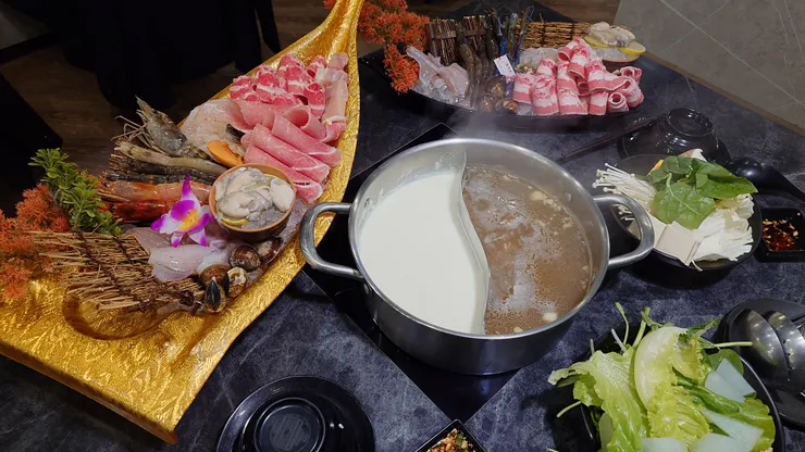 牛奶鍋及黑蒜雞湯。（攝影／陳宜彣）