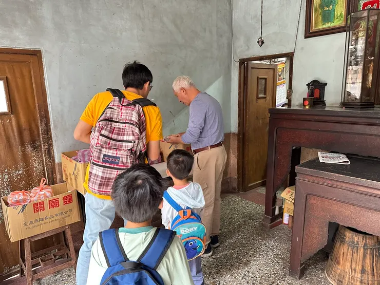 桌上一包包都是人家預訂好的，黃師傅看我們遠道而來，硬是拿了三個給我們