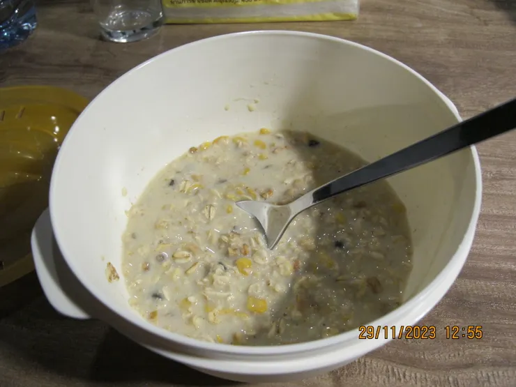 這就是早餐的沖豆漿加穀物片麥皮,看下去一點都不開胃,但其實很好吃!吃慣牛奶麥皮的人一定會知道。而且這種沖豆漿是甜的,所以下吃去很香甜。相反我在香港吃的豆漿是自製無糖的,那種才是難吃。 但因為我幾乎每天都喝,而我平常也吃得很甜,所以這個就堅持不加糖,現在算是習慣了,也接受得到。