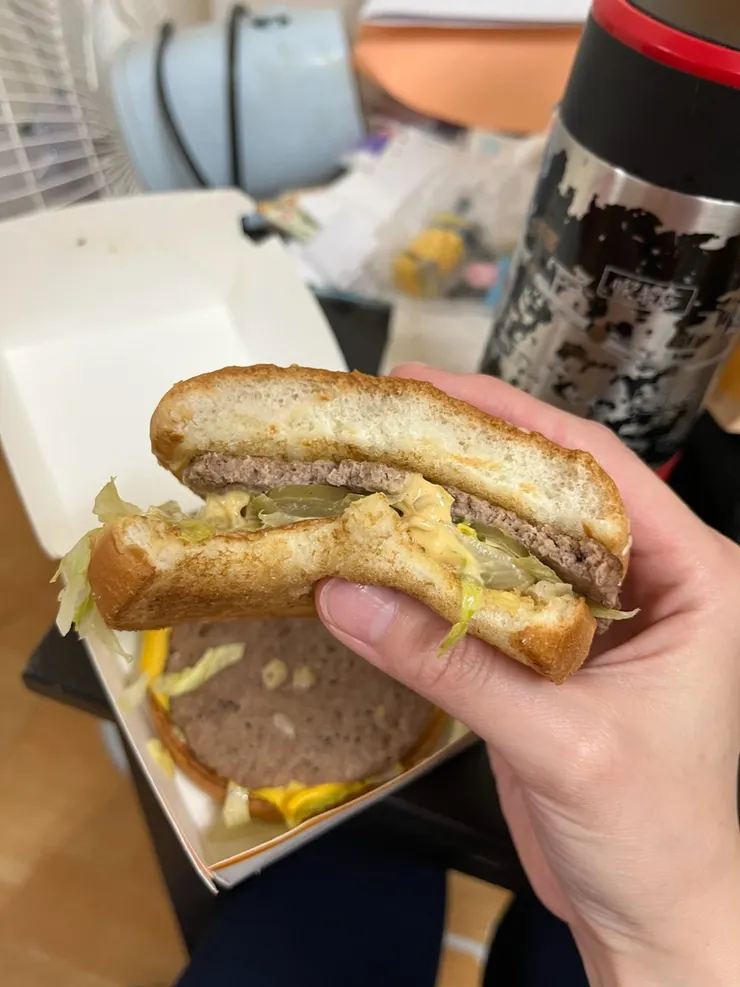 大麥克+大薯+牛奶，只有拍到大麥克哈哈。
