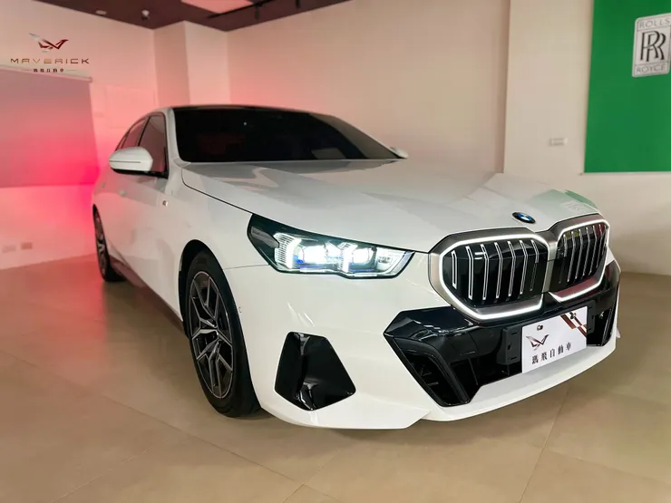 分享 BMW G60 5 Series 外匯車代購案例，老客戶兄弟檔再次委託，一次購入兩台黑白配5系列。從韓國找車、規格確認到整批裝櫃回台，完整解析進口流程與購車關鍵。