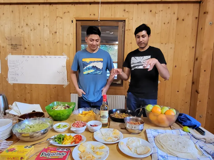 兩位來自墨西哥的夥伴正在說明 taco 料理🌮