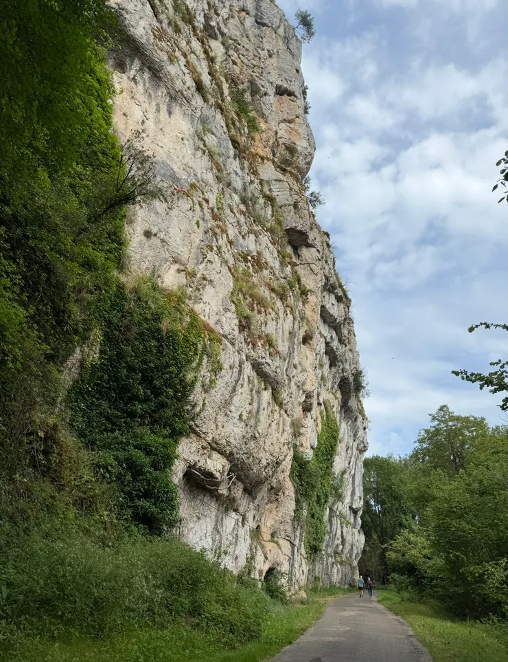 終於走到公路上了,前方二個小小人影對比著山壁,更顯出山壁的壯觀