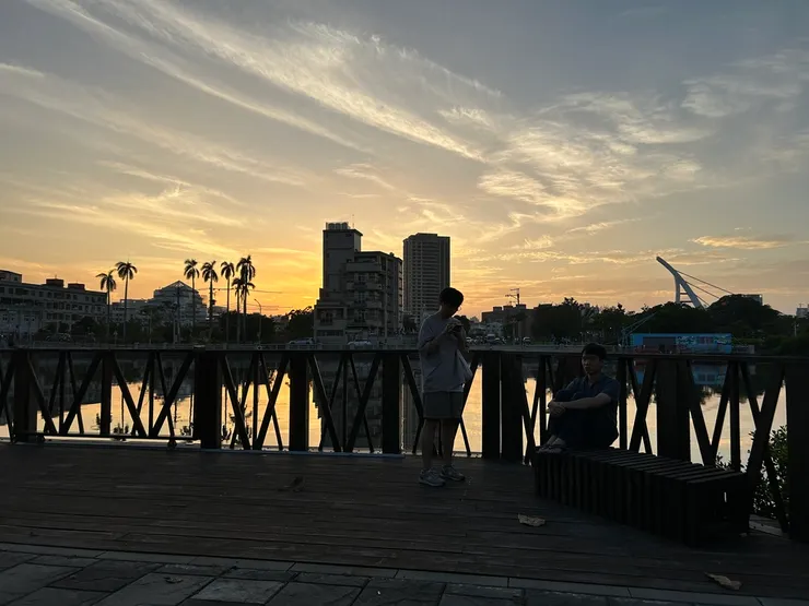 台南的夕陽，與兩位相伴的朋友