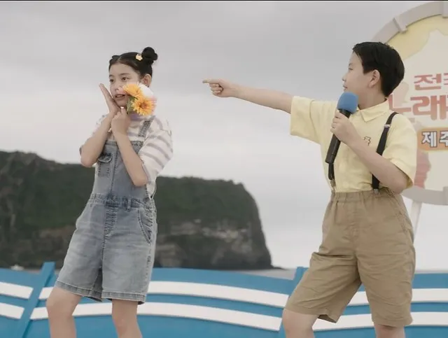 九歲的趙三達與趙容弼，背後是城山日出峰