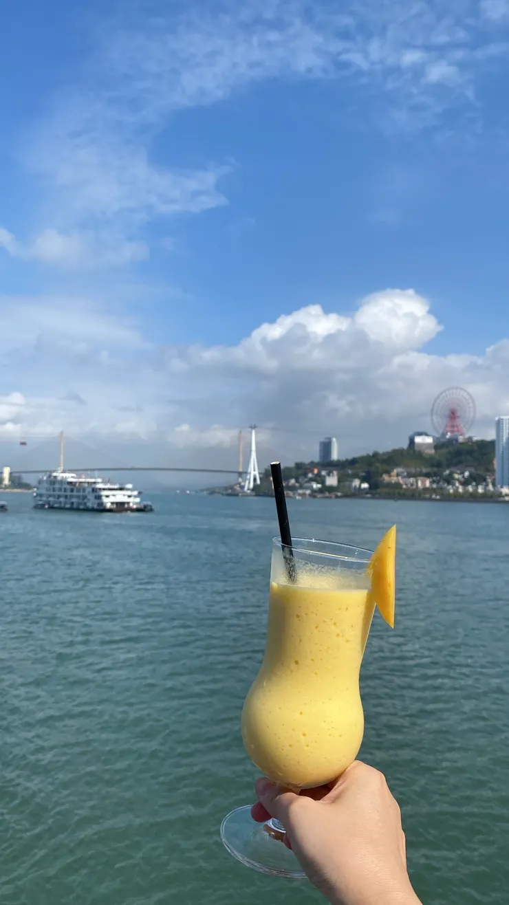 一上船就先付費點了一杯芒果汁，敬這下龍灣美景！