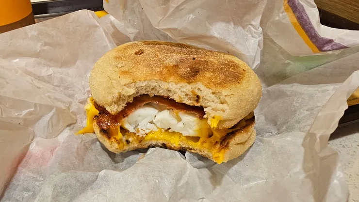 新加坡的麥當勞早餐很好吃!這個漢堡內有培根!