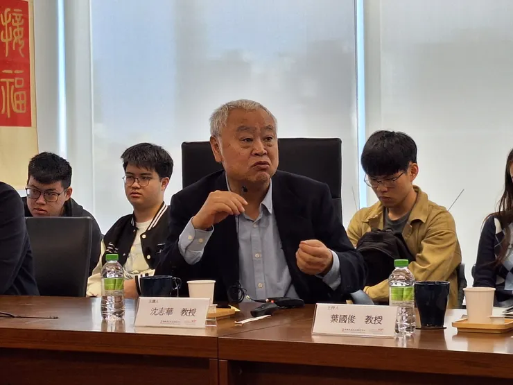 11月29日,台灣大學胡佛東亞民主研究中心、Korea Foundation合作舉辦「中美關係與中國對朝鮮半島的政策轉型」演講,由華東師範大學歷史系終身教授暨冷戰國際史研究中心主任沈志華主講,台灣大學國家發展所教授、歐盟莫內講座葉國俊主持,台灣大學政治學系副教授、社會科學院國際長郭銘傑與談。(劉燕婷攝)