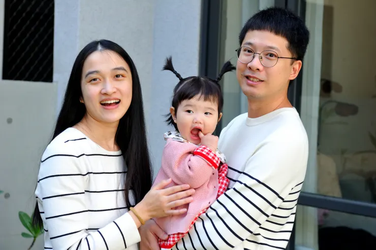 【凝結流光年初一循例全家大合照 歲月推移無聲就在當下盡情歡笑！家族最新的小家庭。】