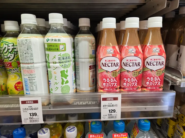 伊藤園的哈密瓜牛奶&不二家的白桃混合果汁