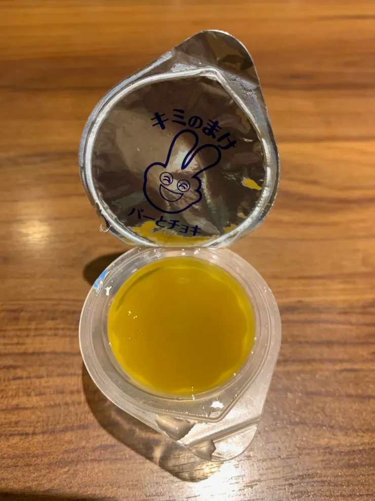 兒童套餐的果凍，打開來還跟妳比個YA，象徵著美好的一天。